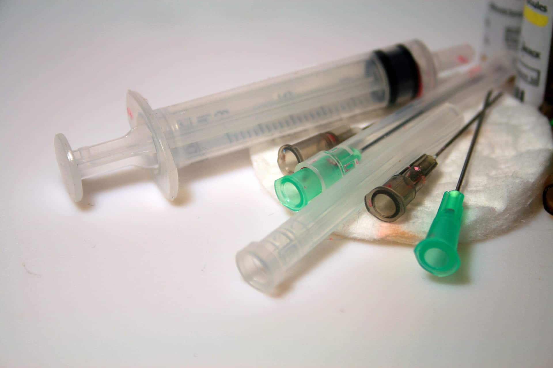hypodermic-needles-and-syringe