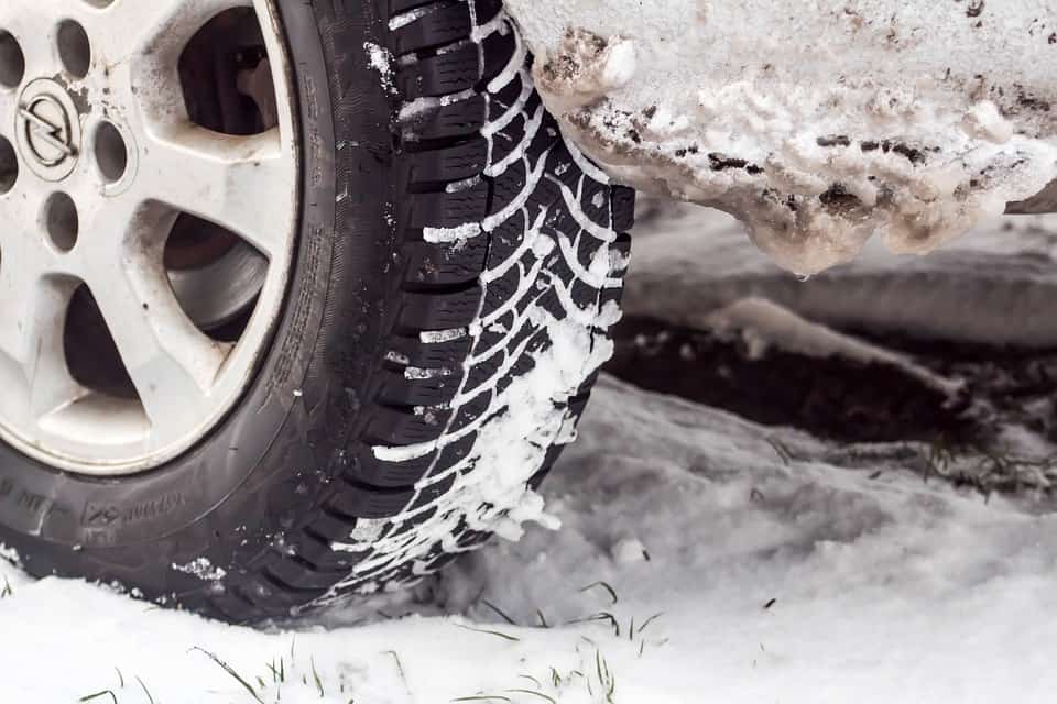 tire_in_snow