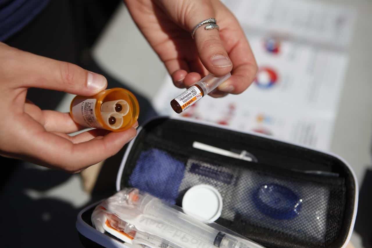 High school students across Canada to be trained on how to administer naloxone