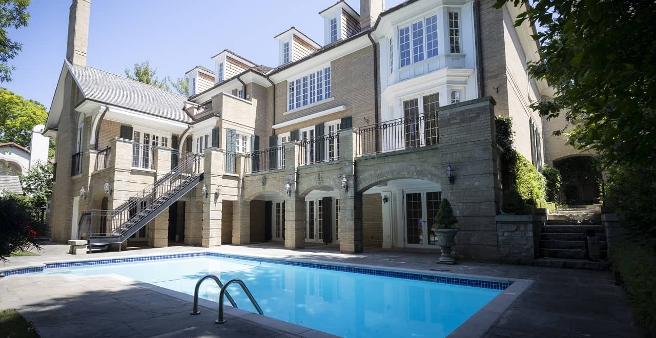 Mississauga House of the Week: Massive house with two-storey foyer, cathedral ceilings, pool and gourmet kitchen. Sam McDadi Real Estate Inc. Brokerage