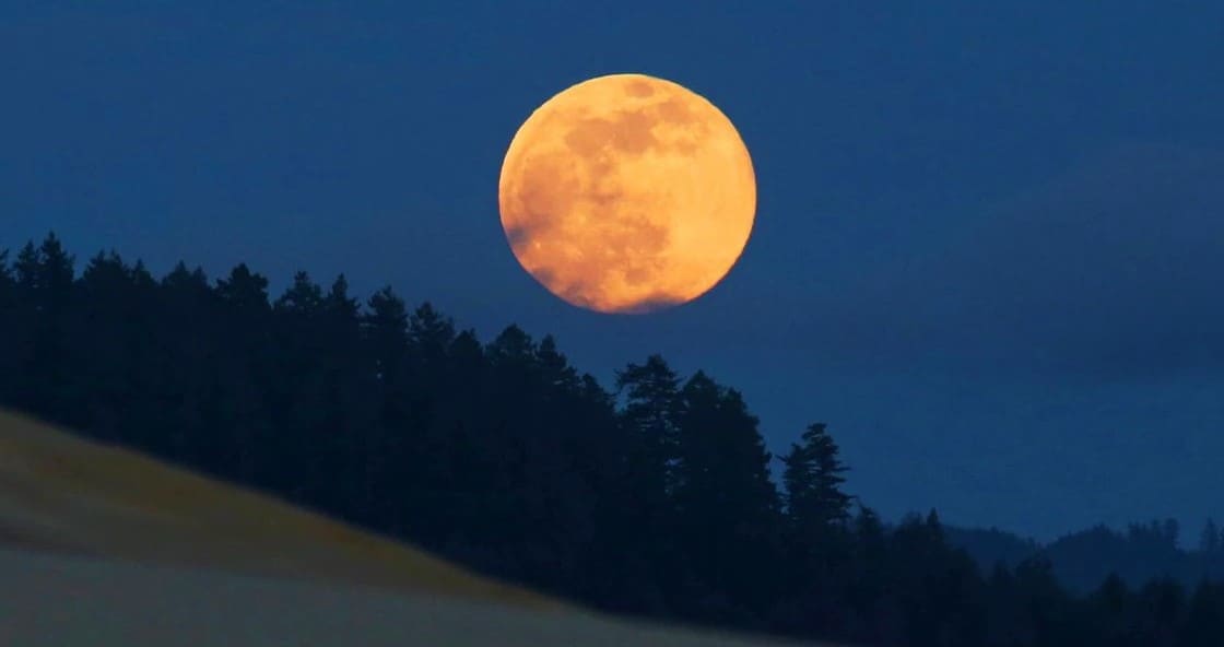 Supermoon visible tomorrow night in Mississauga, Brampton and across