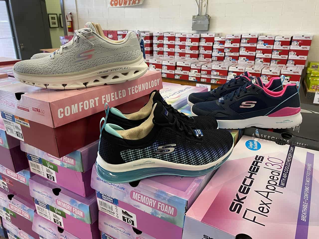 realidad archivo Pulido Massive warehouse sale in Mississauga offers big discounts on Skechers shoes  and footwear | insauga