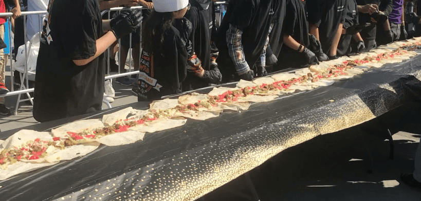 Mississauga batte il record mondiale per l’involtino di falafel più lungo