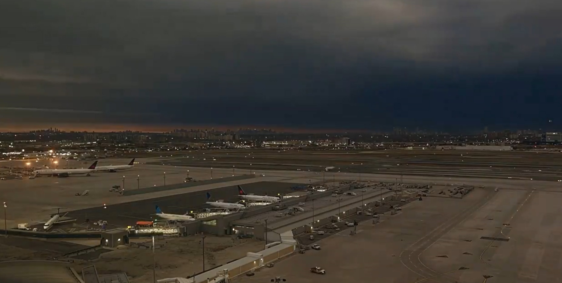 Een zicht op de zonsverduistering vanaf de verkeerstoren op Pearson Airport in Mississauga, Ontario