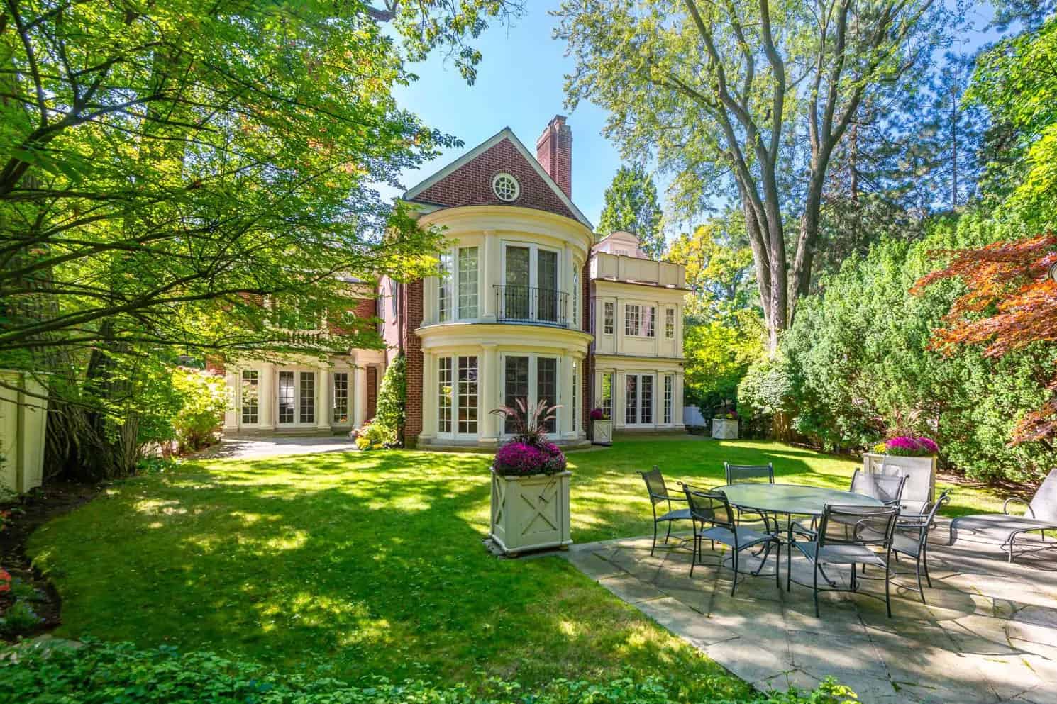 188 roxborough drive