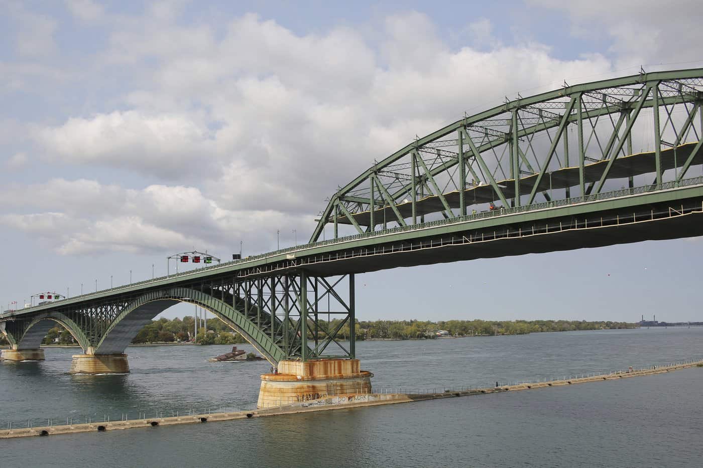 Migrants arrested after crossing border in Ontario: RCMP