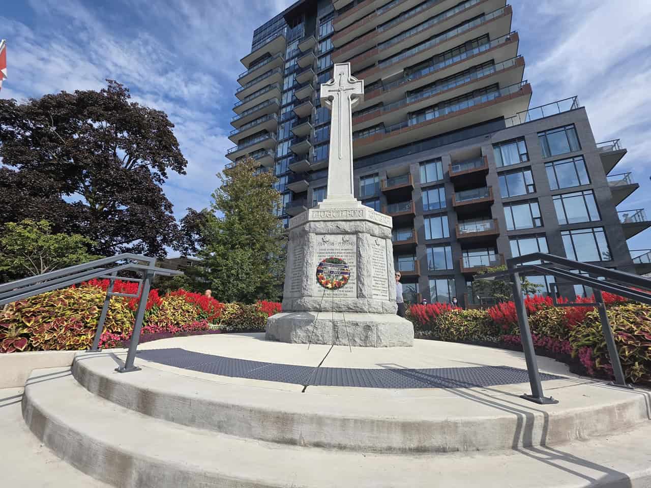 【P14544】Memorial War memorial erected 100 years ago in Mississauga honours fallen
