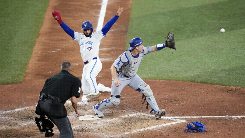 Close play the plate in game 7 of the World Series