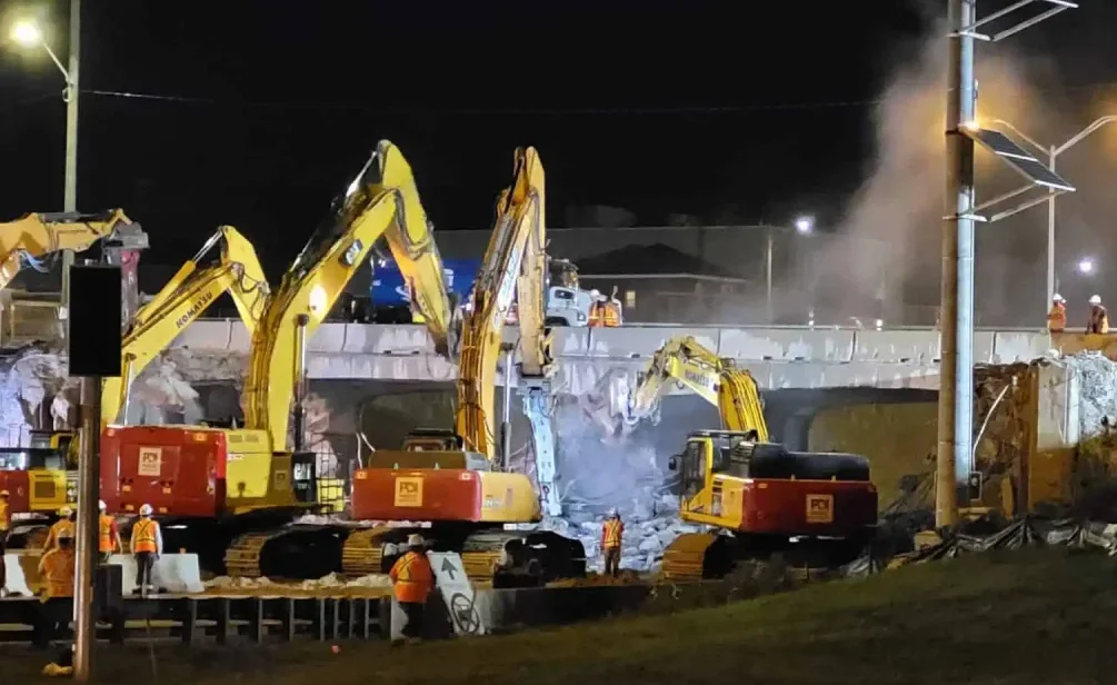 Demolition of the Simcoe Street bridge over Highway 401. Photo Steve Alford