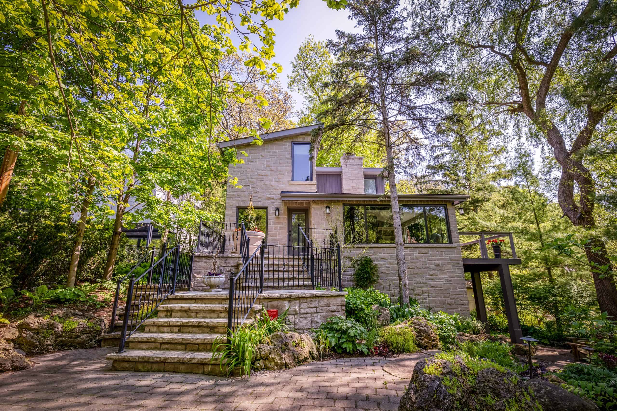 1273 queen victoria Avenue mississauga