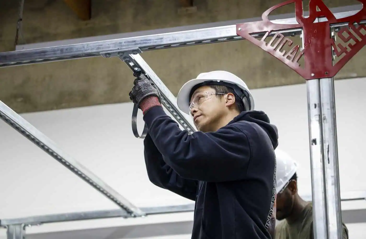 Unemployment rate falls as youth add 33,000 jobs in Canada