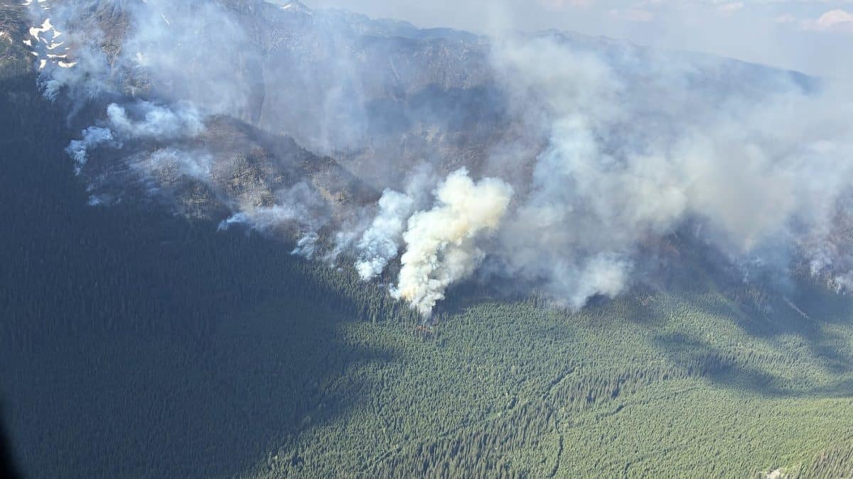 More communities under threat of encroaching wildfires in B.C.